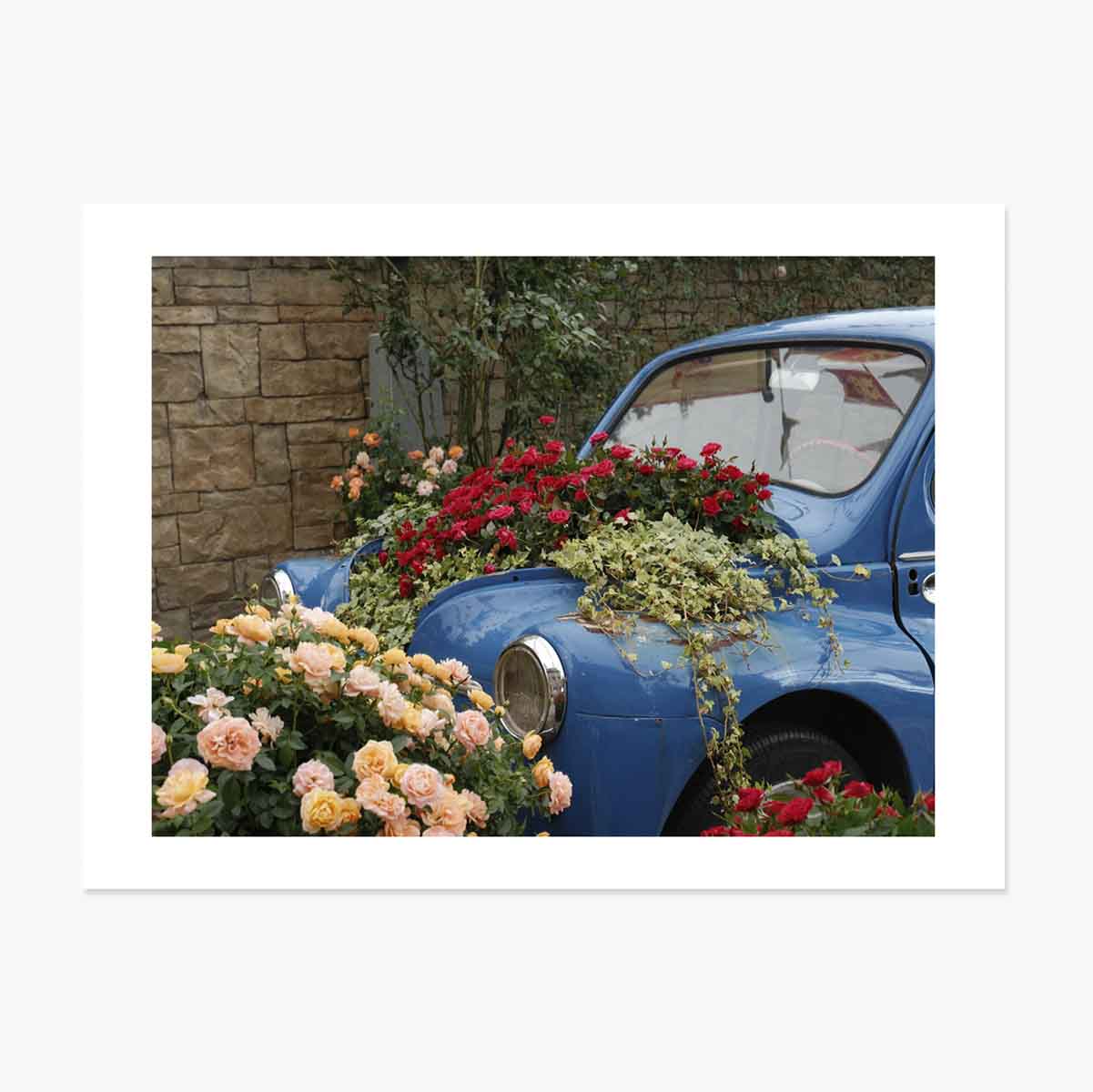 Poster: Vintage blauwe auto met bloemen