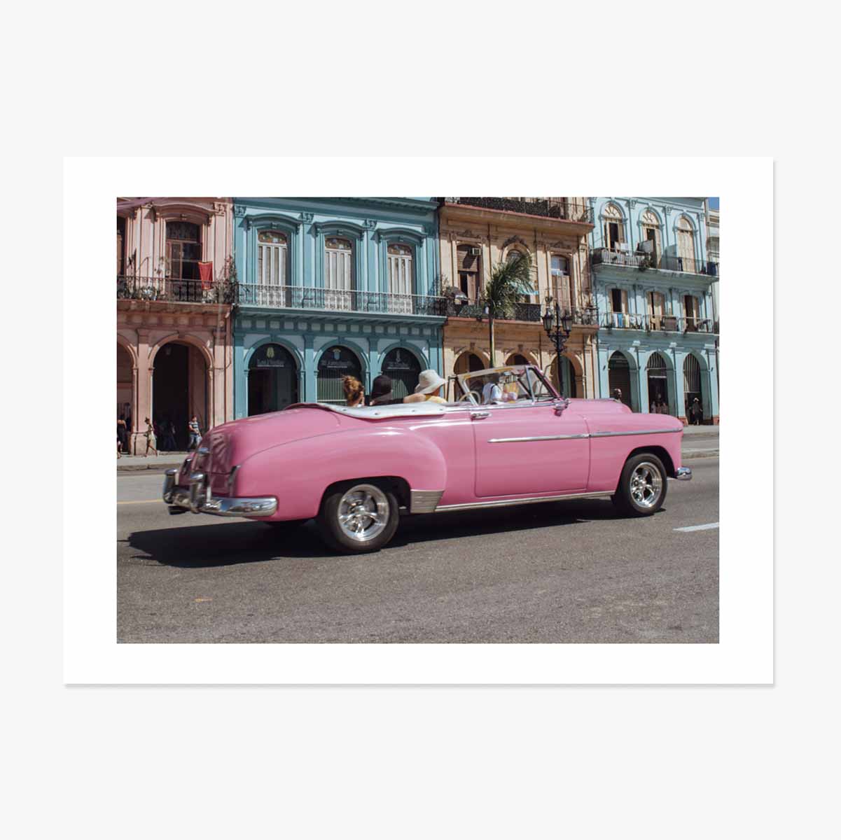 Poster: Roze vintage auto op straat