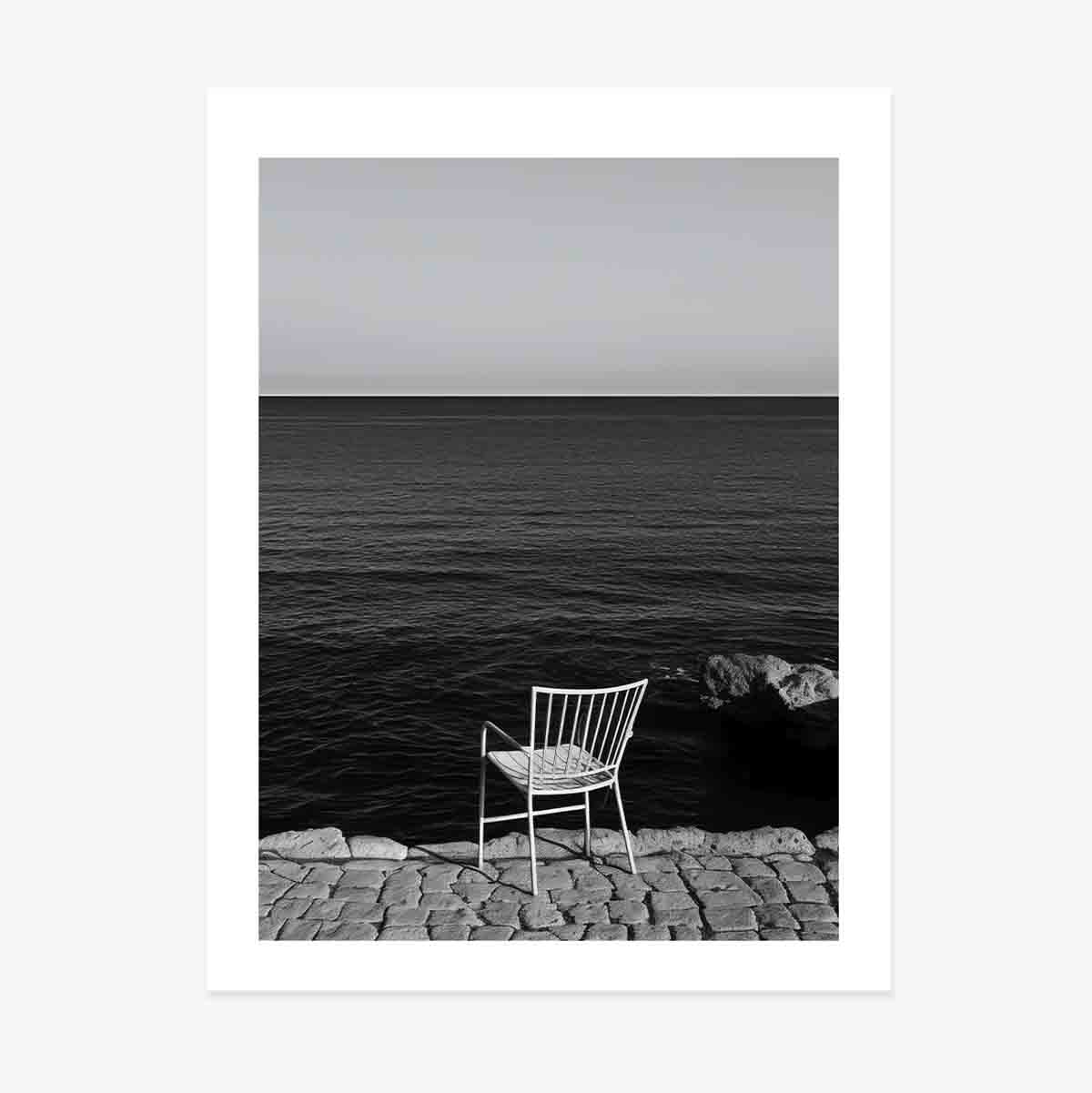 Poster: Eenzame stoel aan zee